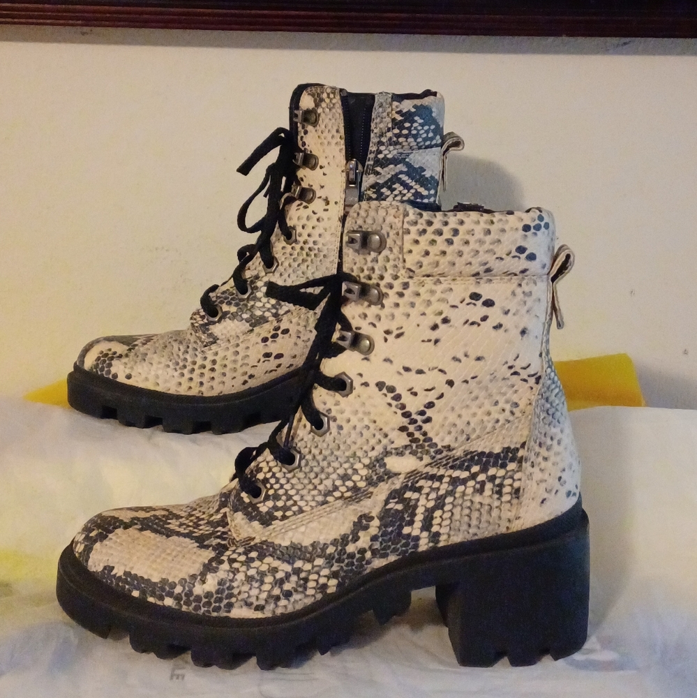 Steve Madden Dillan Boot Size 7 - image 2